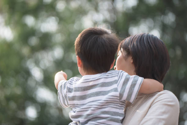 男の子を抱っこするママ