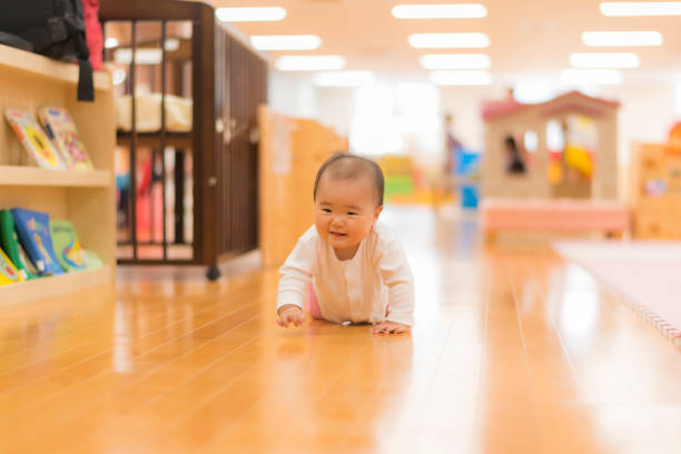 はいはいをする赤ちゃん