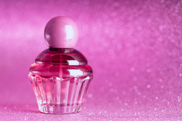 ピンクの背景に香水